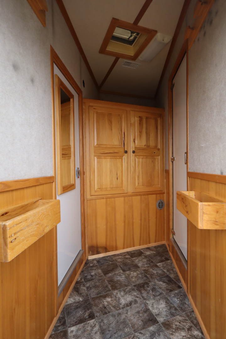 Used 2005 Sundowner 4 Horse LQ Slide-out MT Horse Trailer