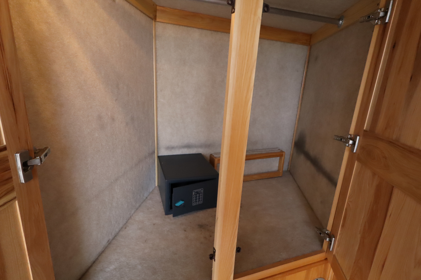 Used 2005 Sundowner 4 Horse LQ Slide-out MT Horse Trailer