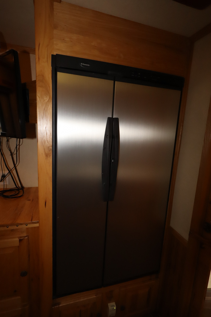 Used 2005 Sundowner 4 Horse LQ Slide-out MT Horse Trailer