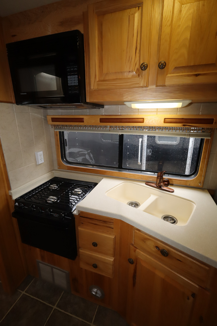 Used 2005 Sundowner 4 Horse LQ Slide-out MT Horse Trailer