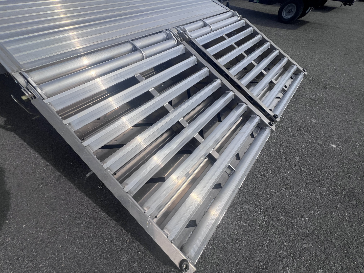 New 2025 EBY Trailers 8.5X25 16K Deckover Trailer