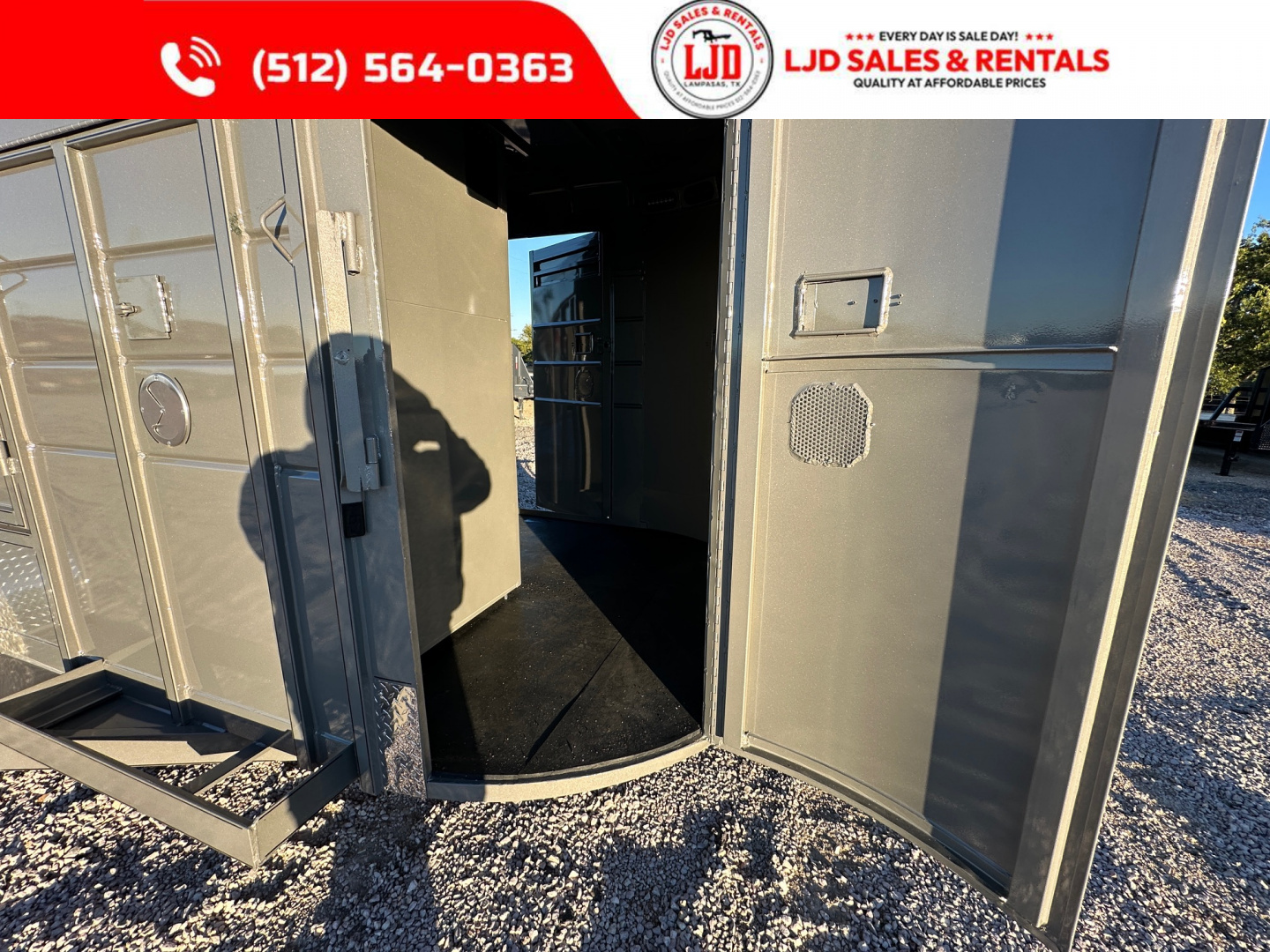 Used 2026 CALICO - 18' Exotic Game Trailer -9 Stalls - Bi Folds