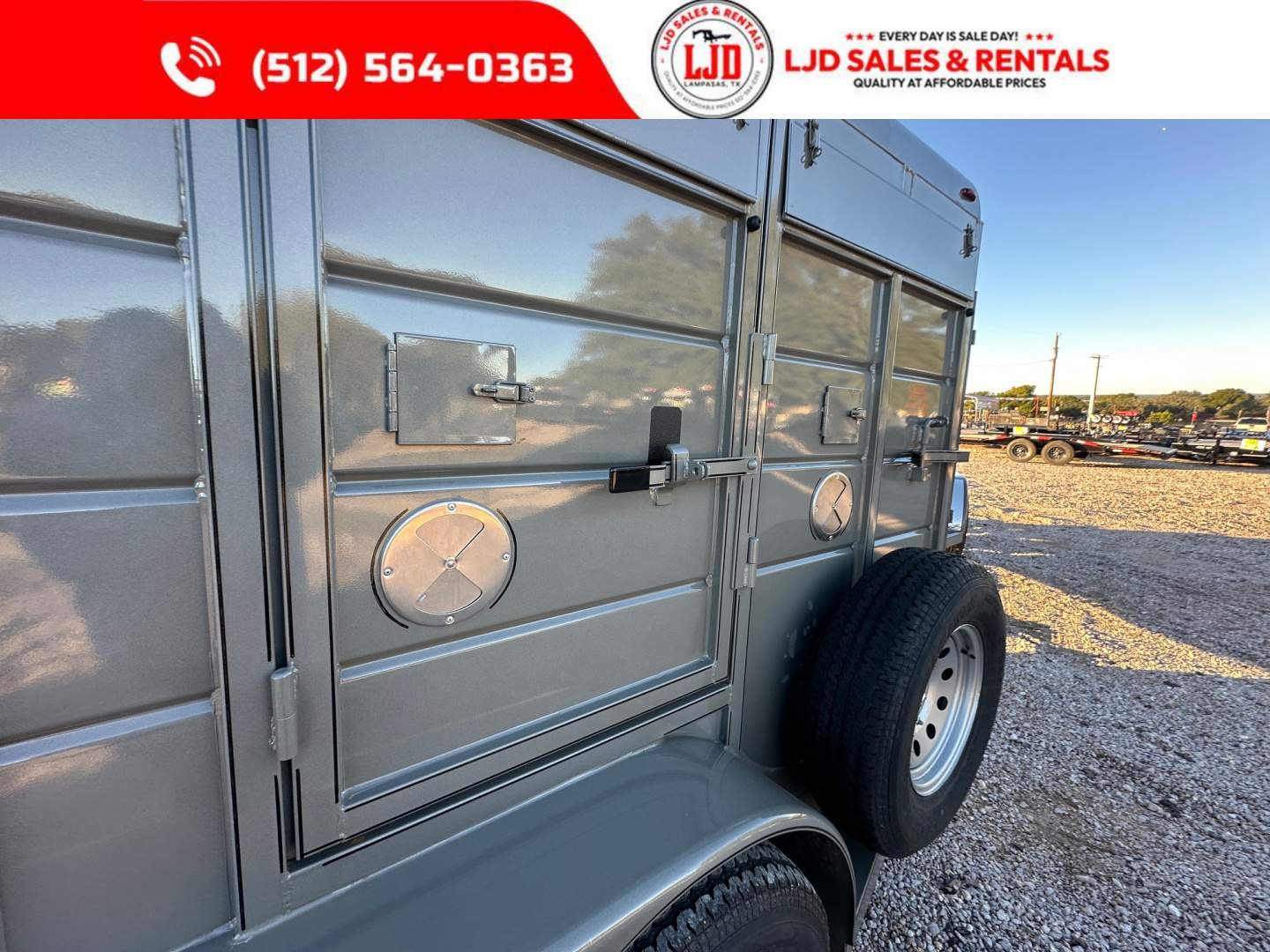 Used 2026 CALICO - 18' Exotic Game Trailer -9 Stalls - Bi Folds