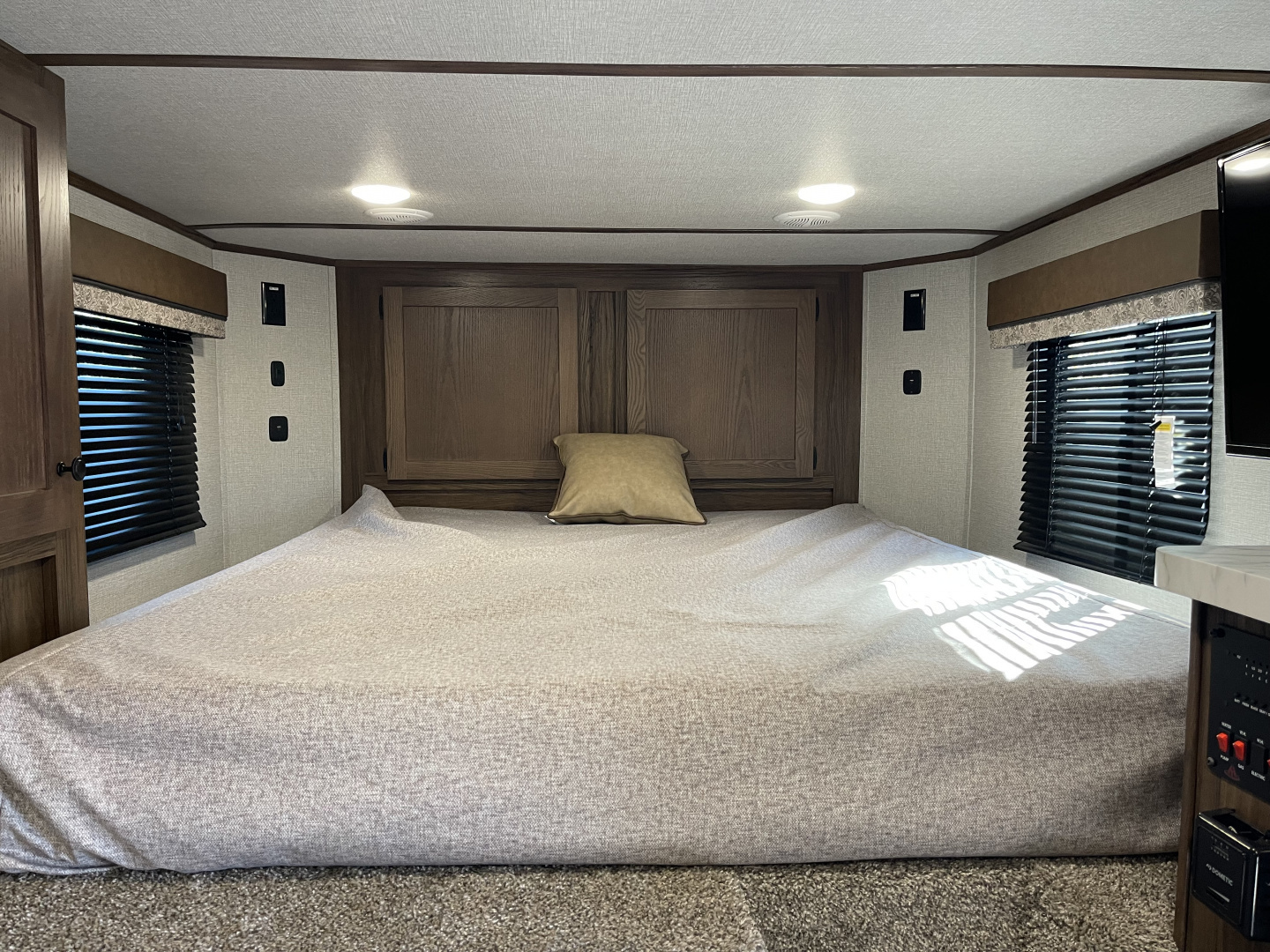 New 2026 Bison Trailers RG7308 Horse Trailer