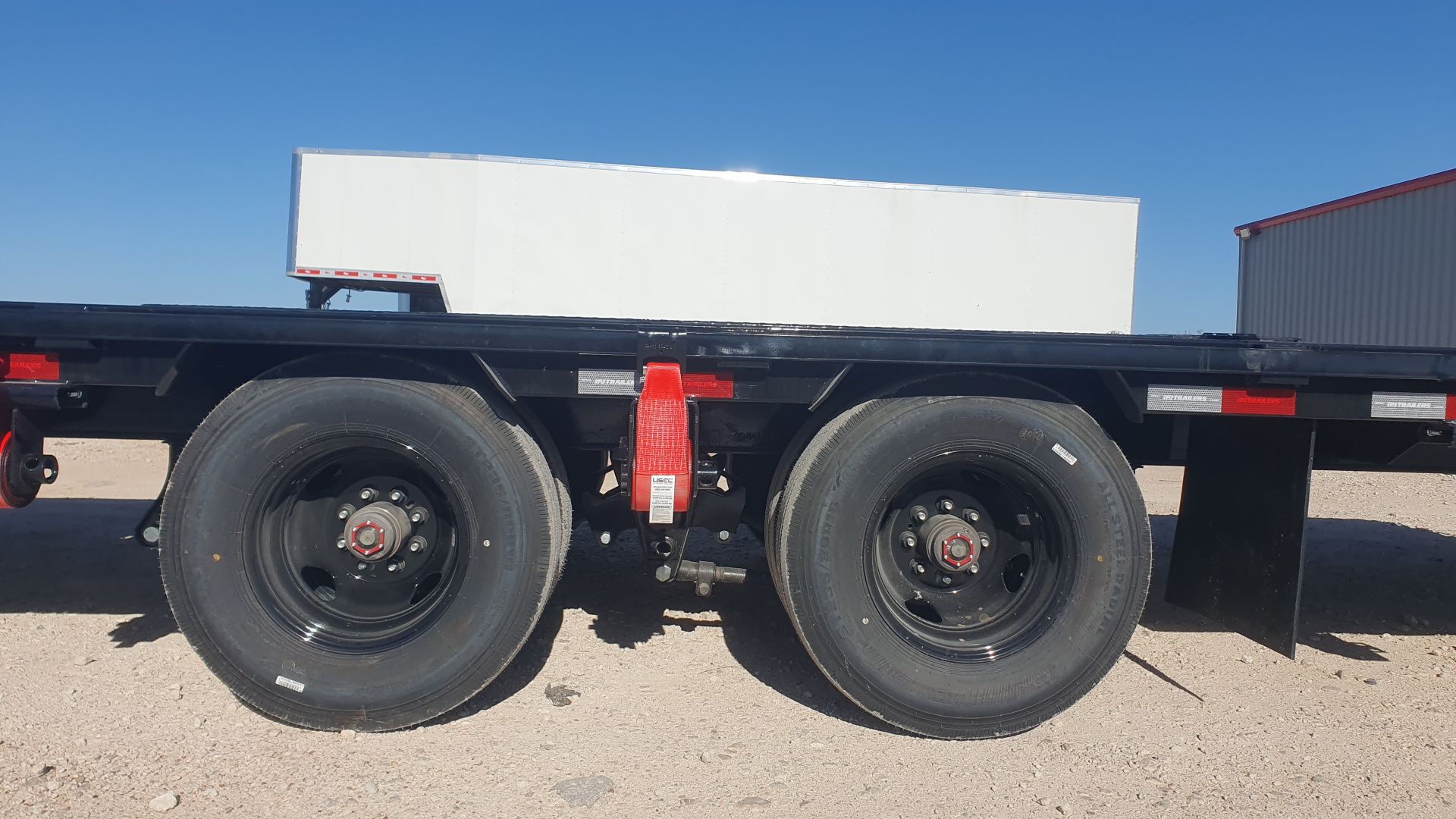 New 2026 PJ 102"x40' GN Low-Pro Flatbed w/ Duals - LD