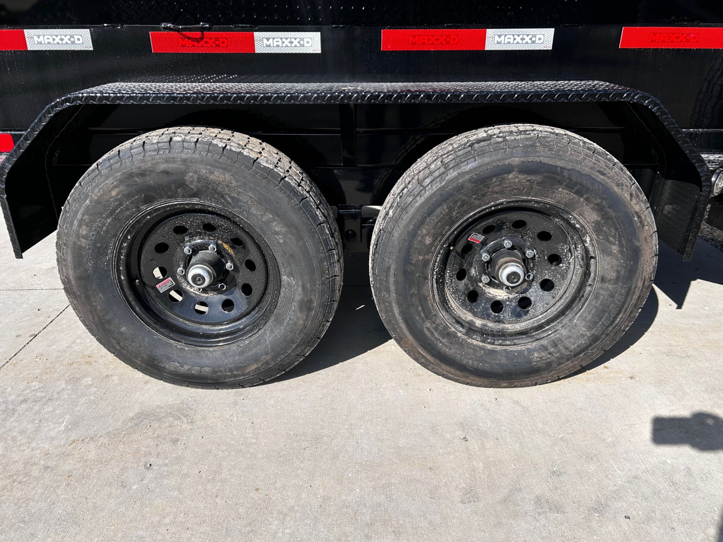 New 2026 MAXXD 60x10 9.9k gvwr RAMPS/TARP/STAB JACKS/SPARE Dump Trailer