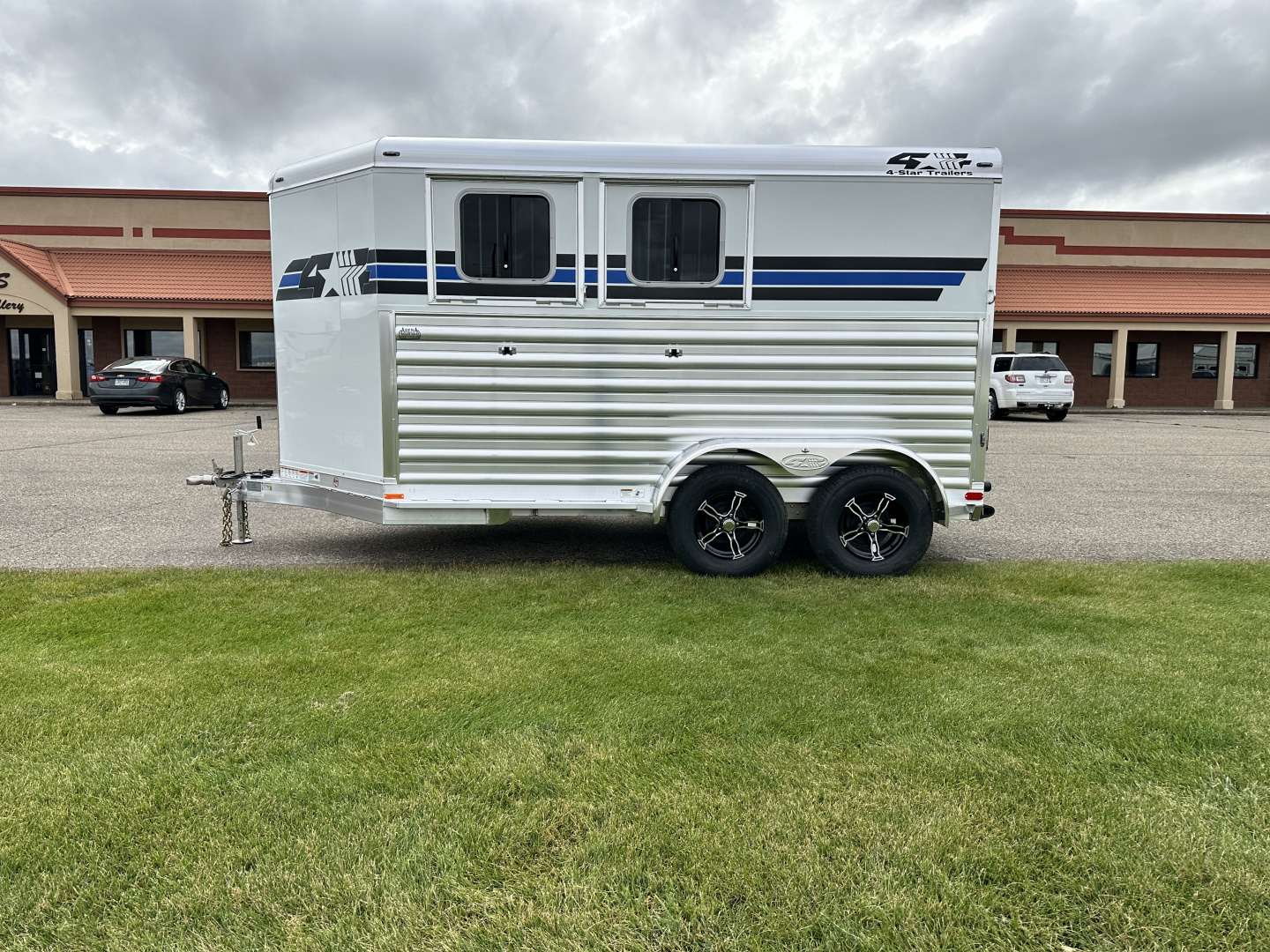 New 2026 4-Star Trailers 2H BP Slant Horse Trailer