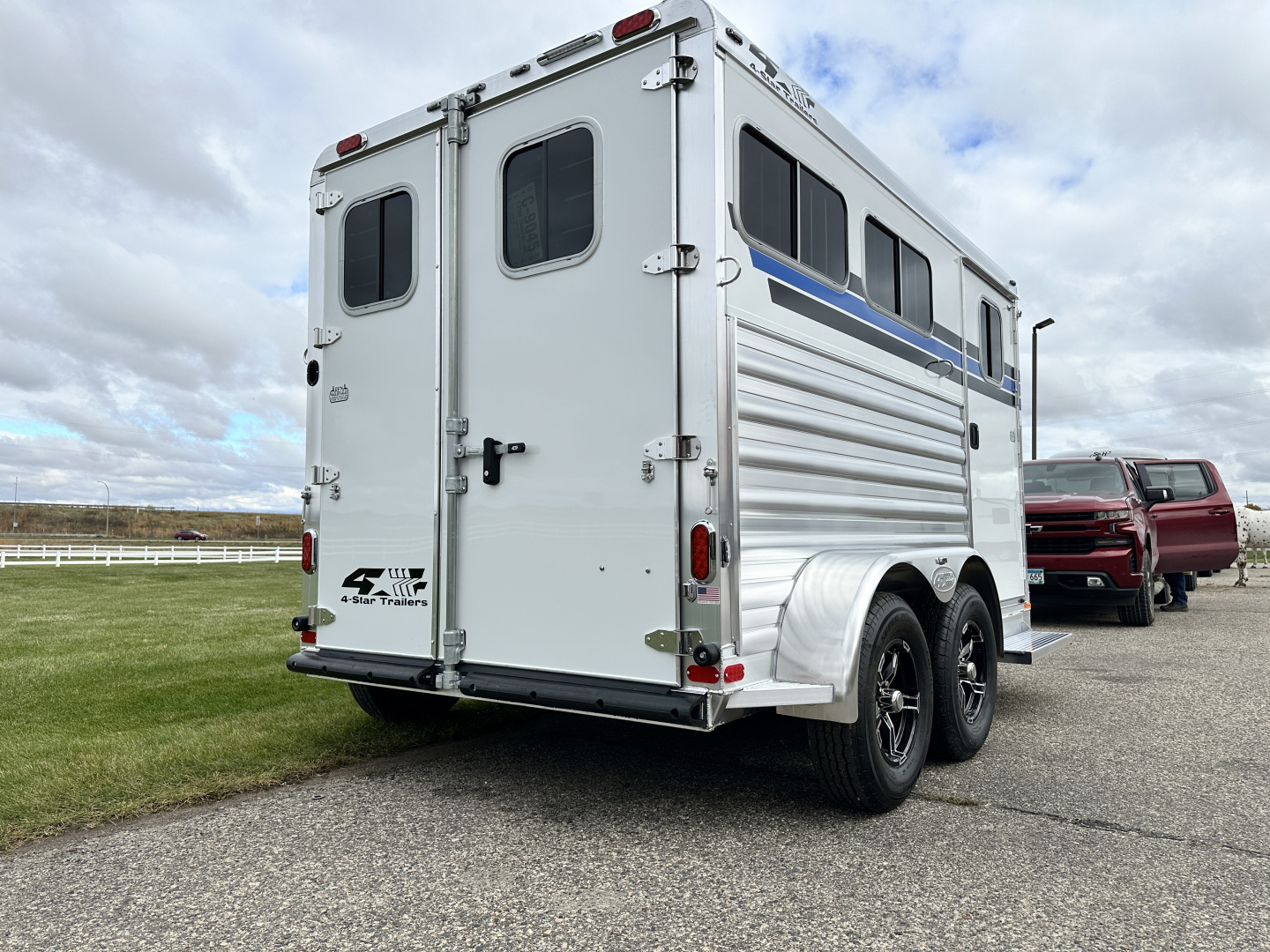 New 2026 4-Star Trailers 2H BP Slant Horse Trailer