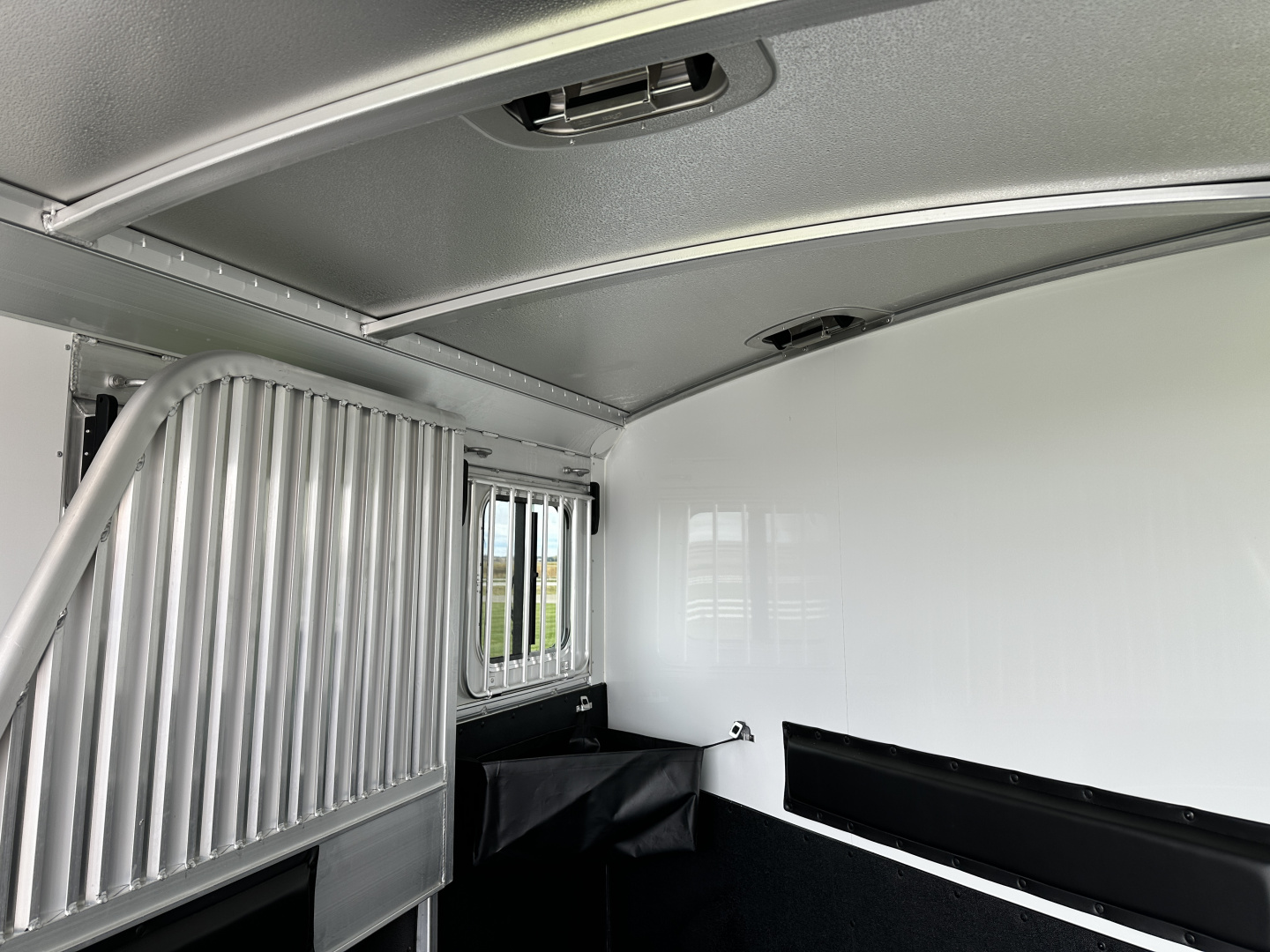 New 2026 4-Star Trailers 2H BP Slant Horse Trailer