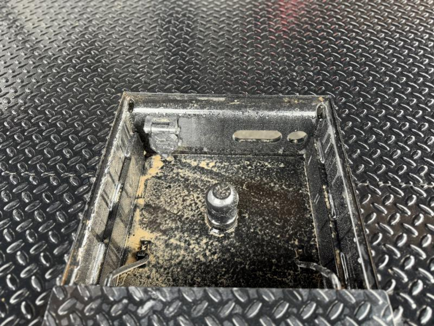 New 2025 903 Truck Beds 2000-C GM SINGLE WHEEL LONG WHEEL BASE 84W x 8.5ft L x 56 CTA x 42 RUNNERS Flat Decks