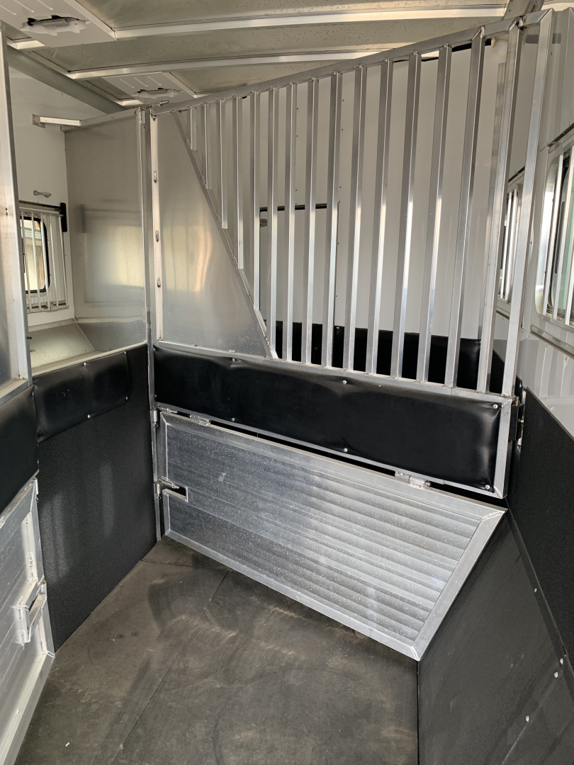 Used 2019 Sundowner Horizon 8021 GRS 4 Horse Trailer