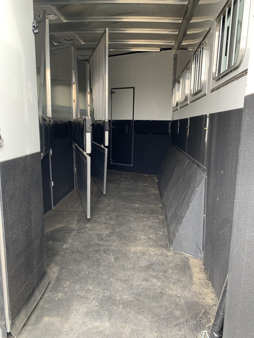 Used 2019 Sundowner Horizon 8021 GRS 4 Horse Trailer