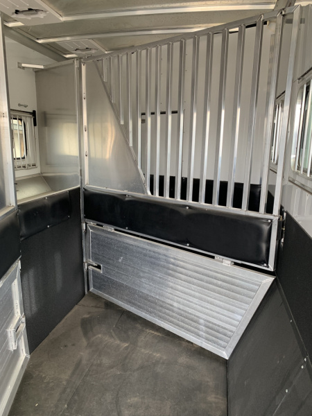 Used 2019 Sundowner Horizon 8021 GRS 4 Horse Trailer