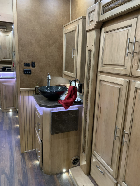Used 2019 Sundowner Horizon 8021 GRS 4 Horse Trailer