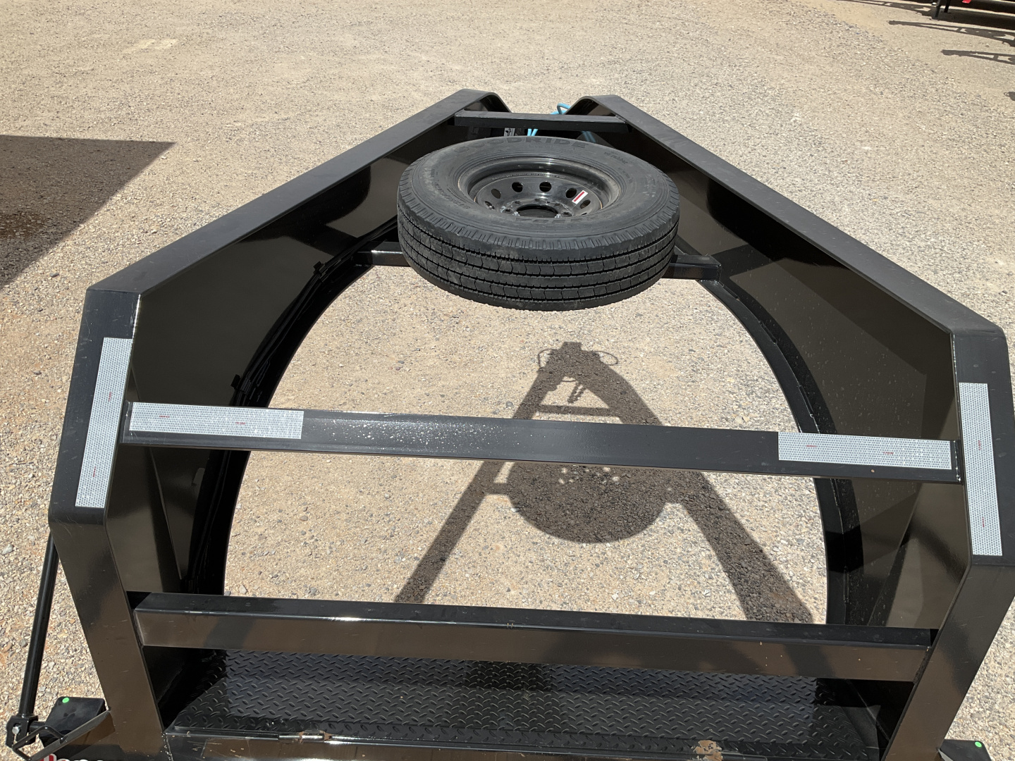 New 2026 PJ 102"x40' GN Low-Pro Flatbed w/ Singles - LX