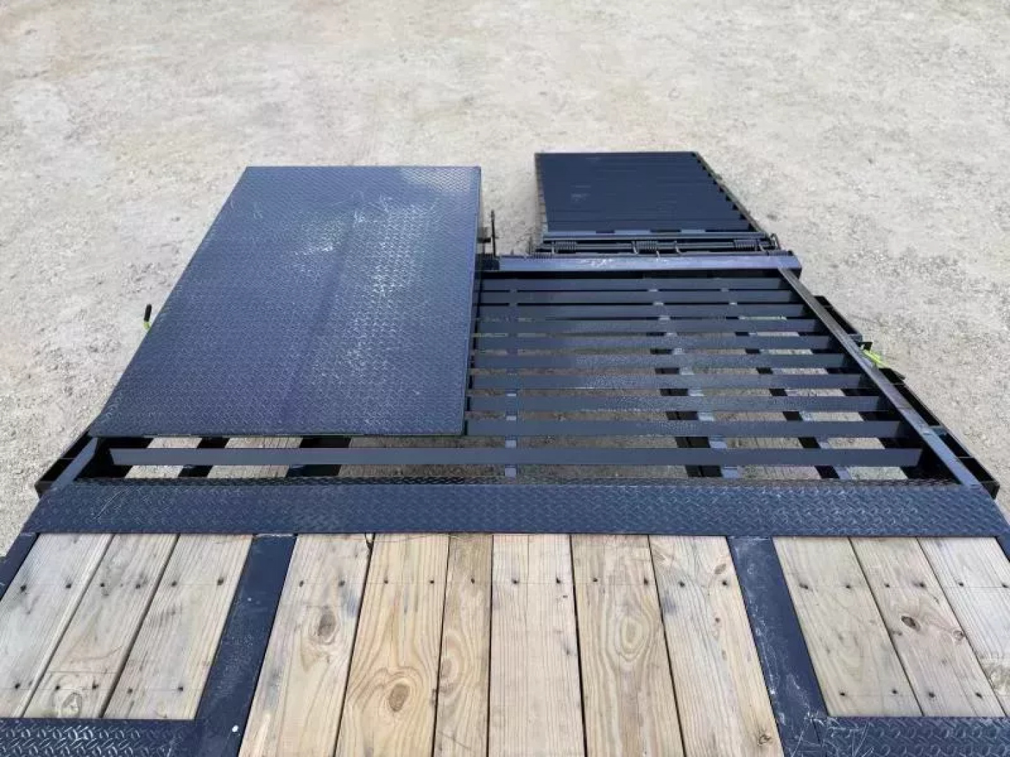 New GP 2025 Load Trail 102x32 25900 GVWR MAX RAMP Tandem Low-Pro Gooseneck Deckover Trailer