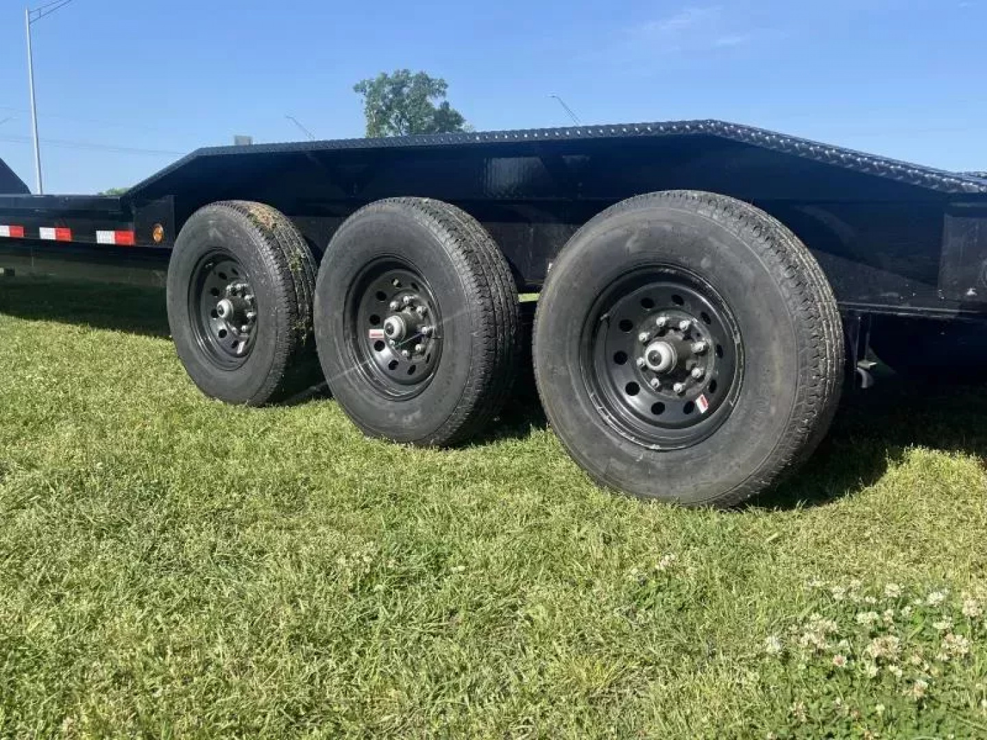 New 2025 Load Trail GC 102X40 LOWBOY  Car Hauler DRIVE OVER FENDER AND SLIDE IN RAMPS