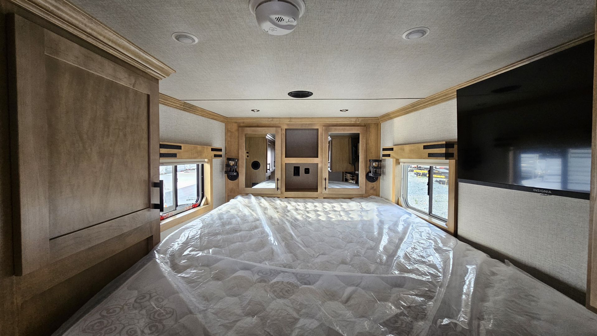 New 2026 Featherlite Trailers GOOSENECK 7'X24'TA Horse Trailer