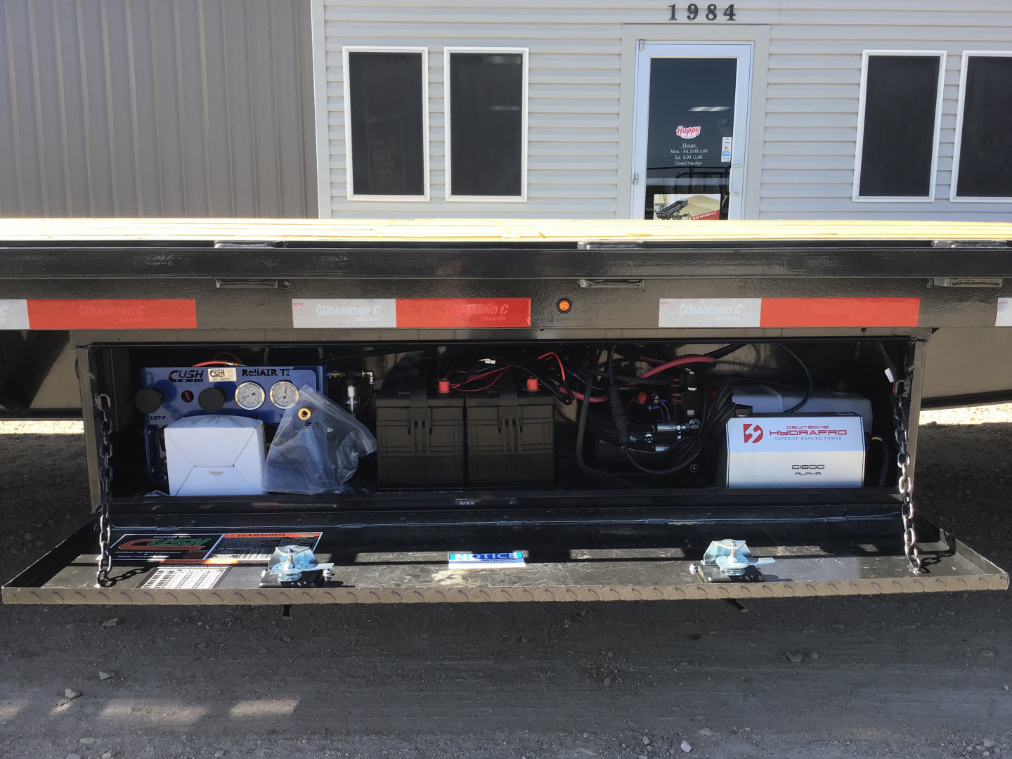 New 2026 Diamond C 102"x40' Engineered Beam FMAX216 w/ Hyd. Dovetail - 40K Pacesetter Edition