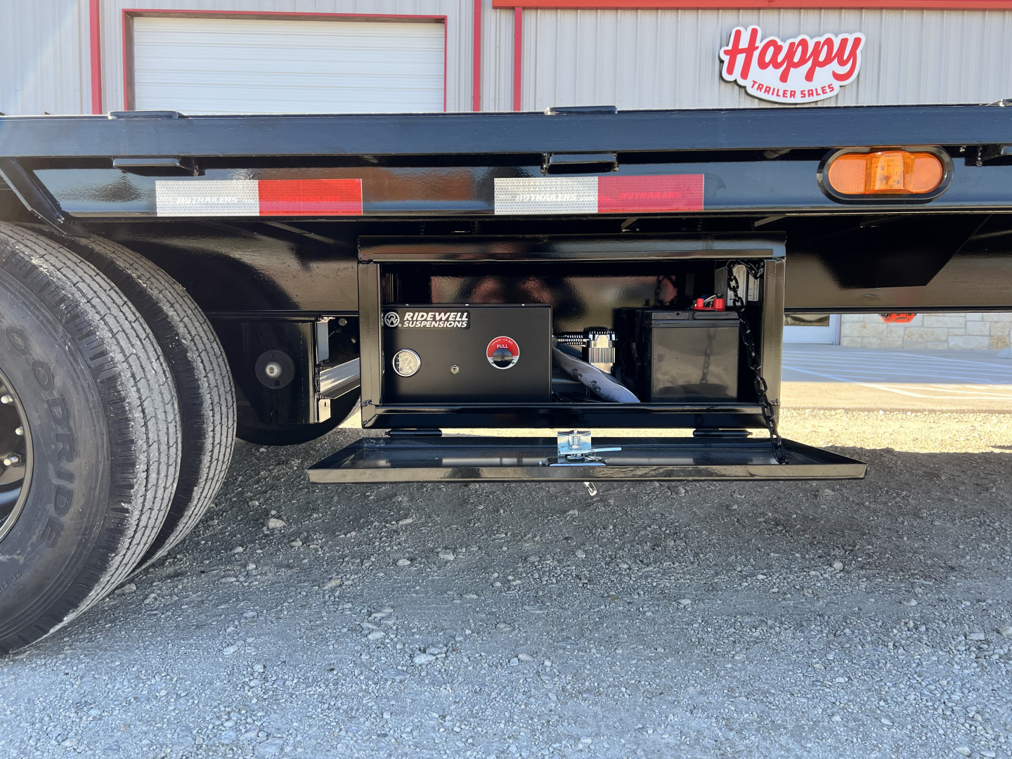 New 2026 PJ 102"x40' GN Low-Pro Air-Ride Flatbed w/ Duals - LD