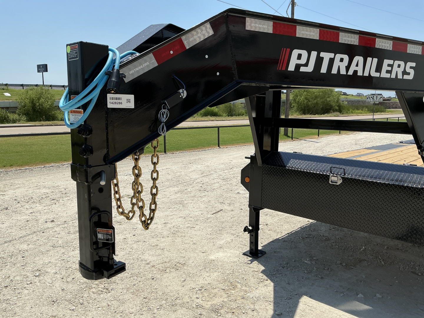 New 2026 PJ 102”x25’ Quest Gooseneck Flatbed w/ Singles – LQ