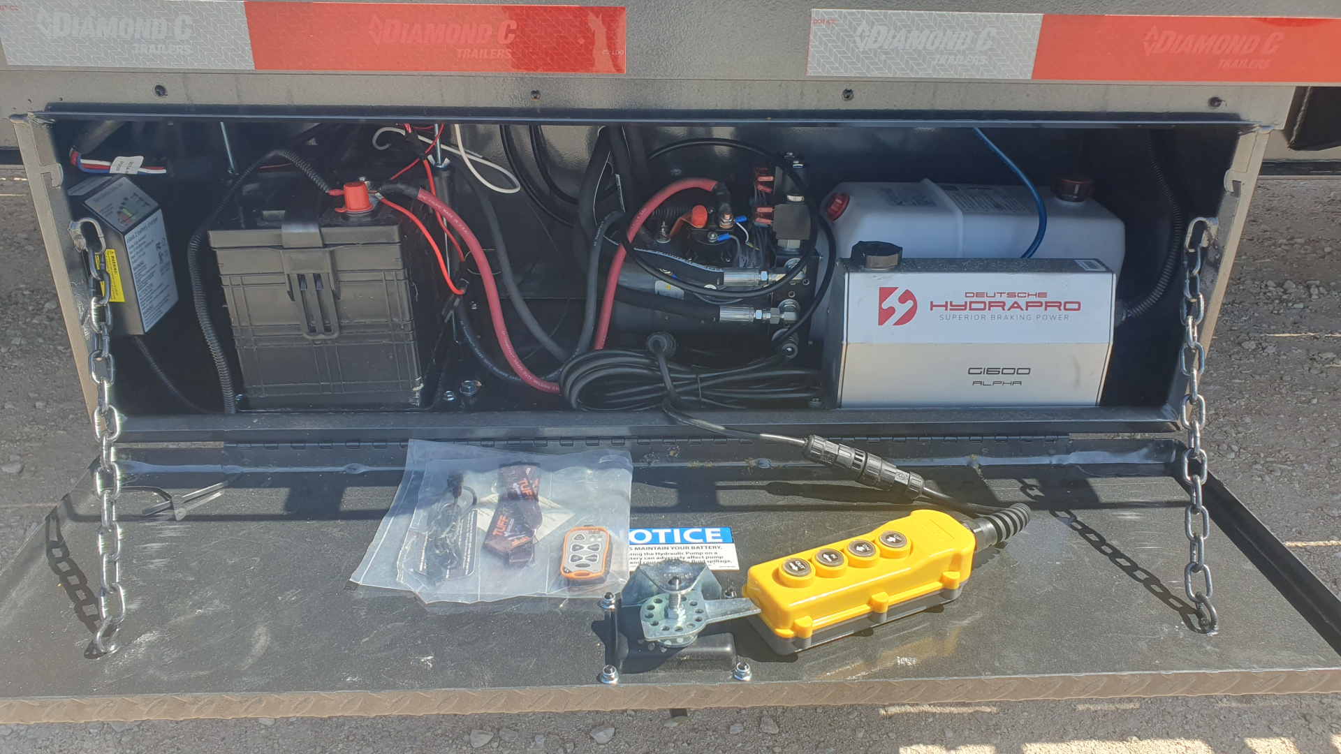 New 2026 Diamond C 102"x35' Engineered Beam FMAX212 w/ Hyd. Dovetail Pacesetter Edition