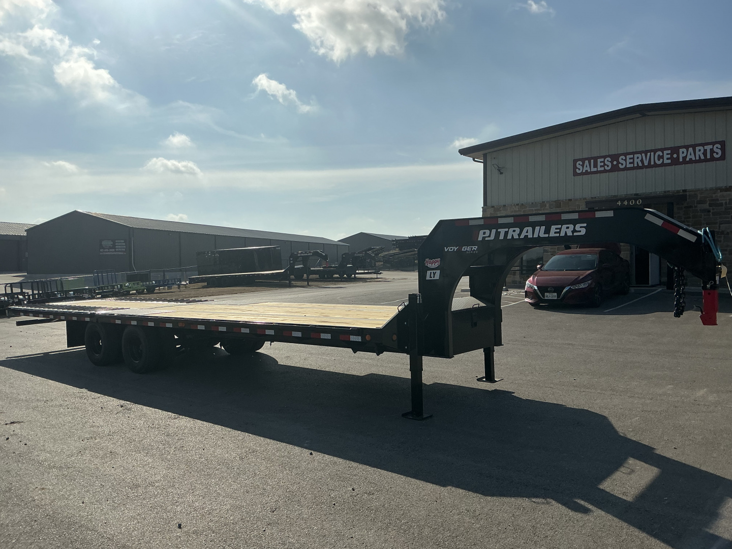 New 2026 PJ 102"x32' GN Low Pro Hydraulic Dovetail w/ Duals - LY