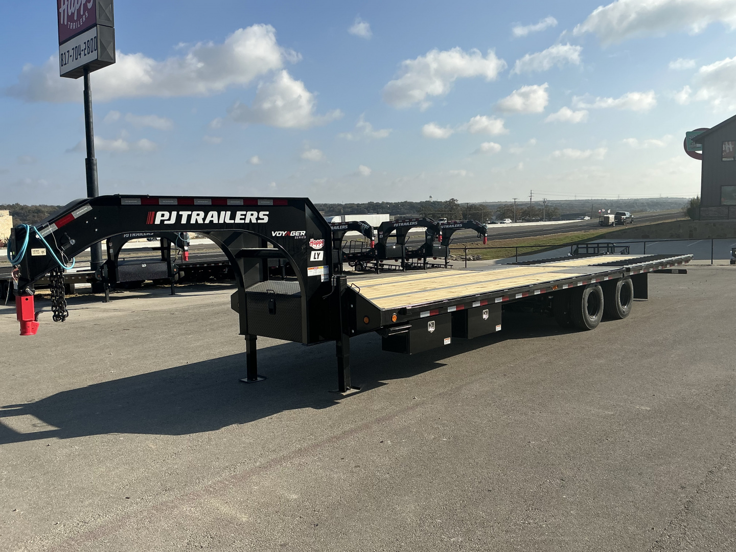 New 2026 PJ 102"x32' GN Low Pro Hydraulic Dovetail w/ Duals - LY