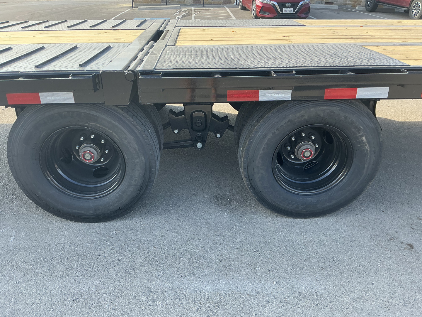 New 2026 PJ 102"x32' GN Low Pro Hydraulic Dovetail w/ Duals - LY