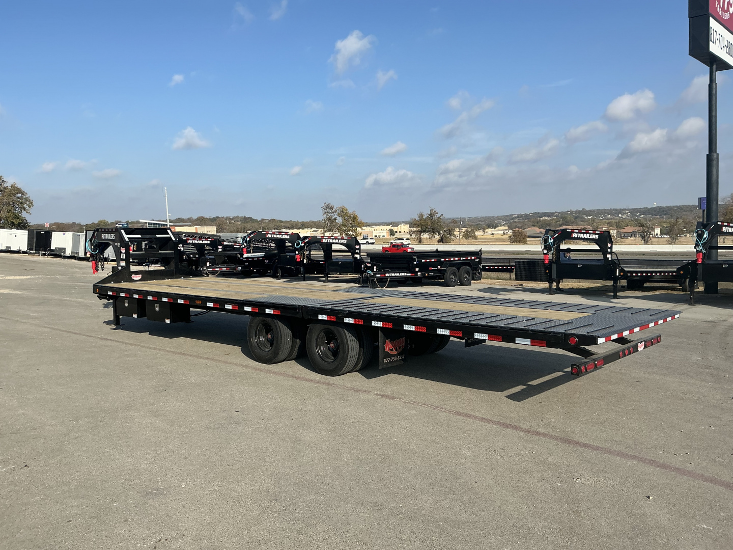 New 2026 PJ 102"x32' GN Low Pro Hydraulic Dovetail w/ Duals - LY