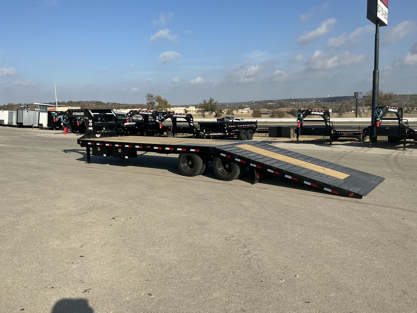 New 2026 PJ 102"x32' GN Low Pro Hydraulic Dovetail w/ Duals - LY