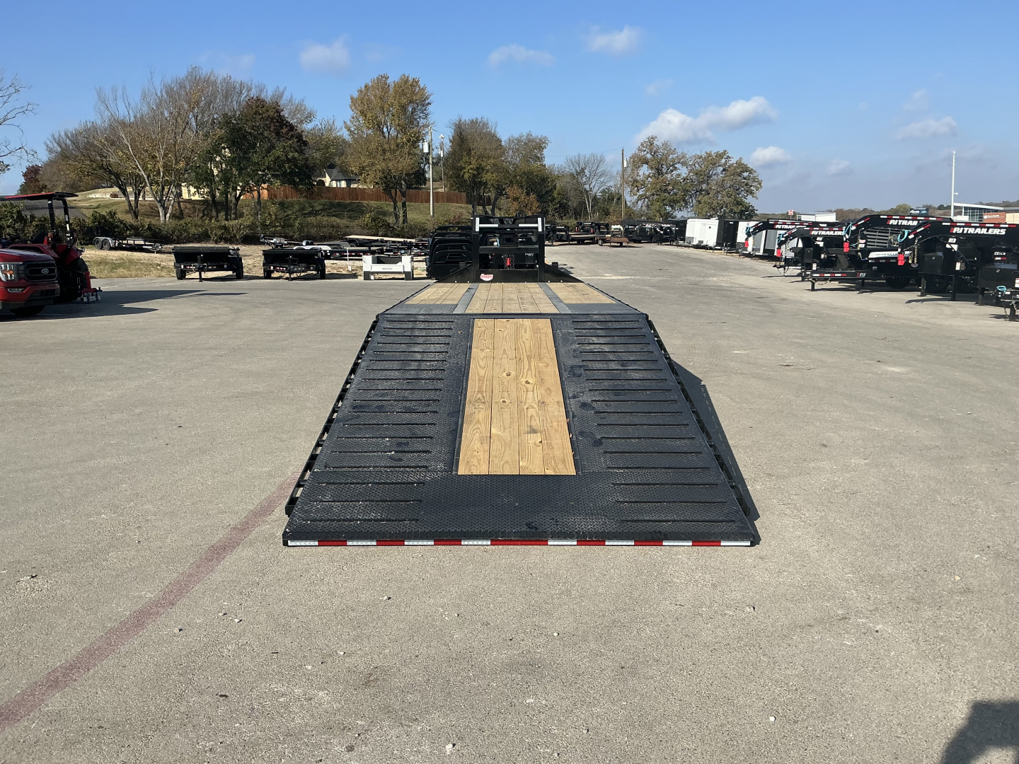 New 2026 PJ 102"x32' GN Low Pro Hydraulic Dovetail w/ Duals - LY