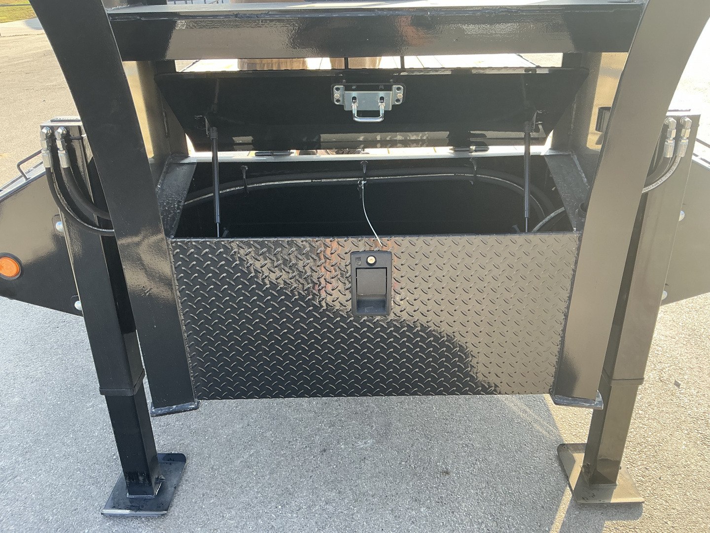 New 2026 PJ 102"x32' GN Low Pro Hydraulic Dovetail w/ Duals - LY