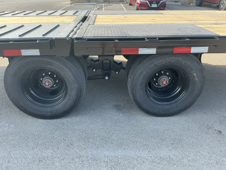 New 2026 PJ 102"x32' GN Low Pro Hydraulic Dovetail w/ Duals - LY