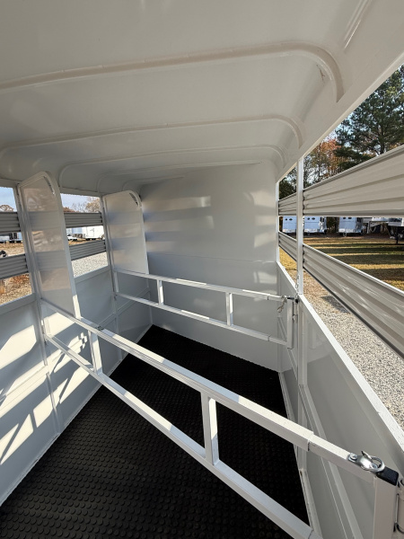 New 2026 Bee 3 Horse Slant Load BP Horse Trailer