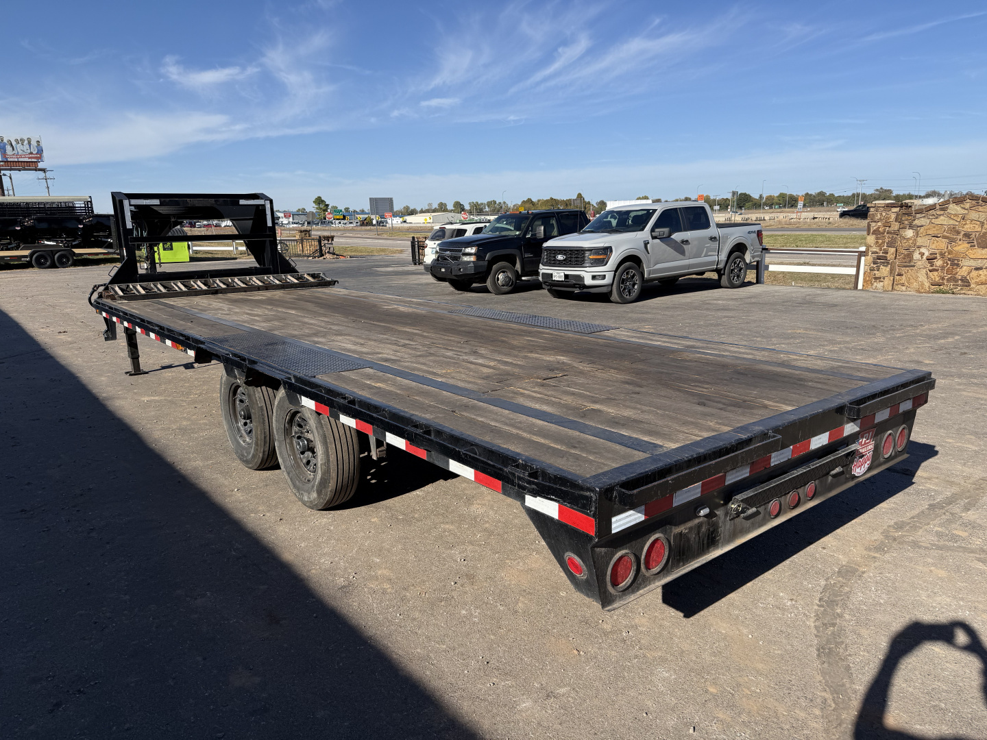 Used 2021 PJ 102"x24' GN Low-Pro Flatbed w/ Singles - LS