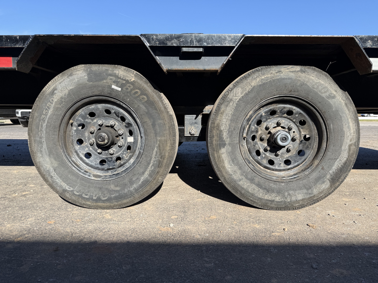 Used 2021 PJ 102"x24' GN Low-Pro Flatbed w/ Singles - LS