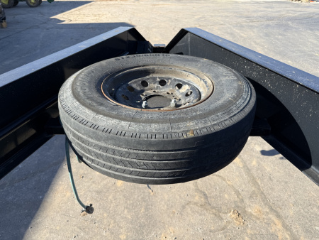 Used 2021 PJ 102"x24' GN Low-Pro Flatbed w/ Singles - LS