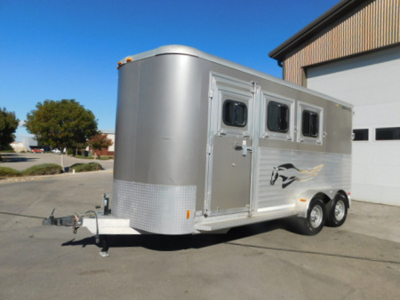 Used 2010 Merhow Trailers 3H BP Horse Trailer