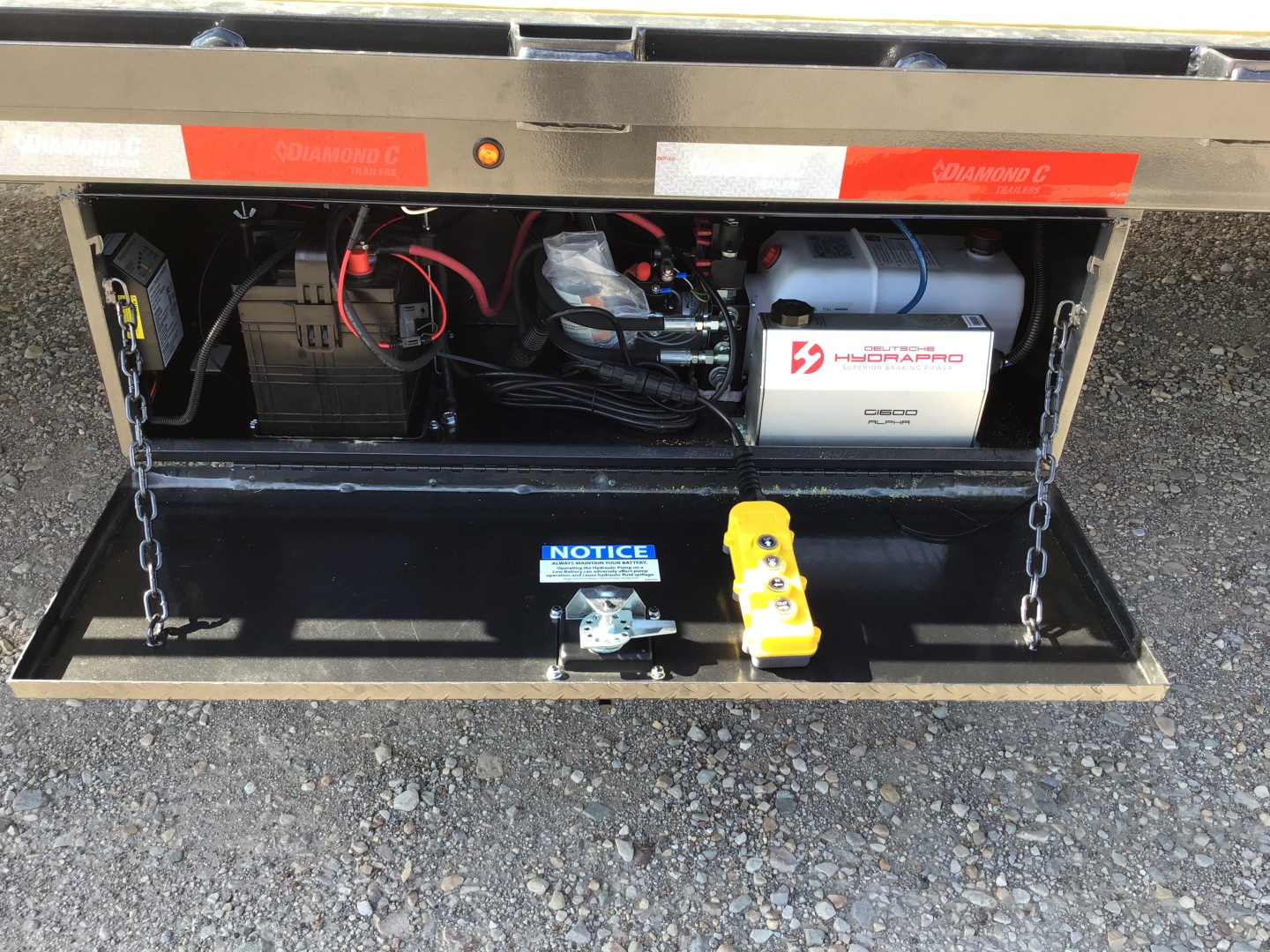 New 2026 Diamond C 102"x40' Engineered Beam FMAX212 w/ Hyd. Dovetail Pacesetter Edition