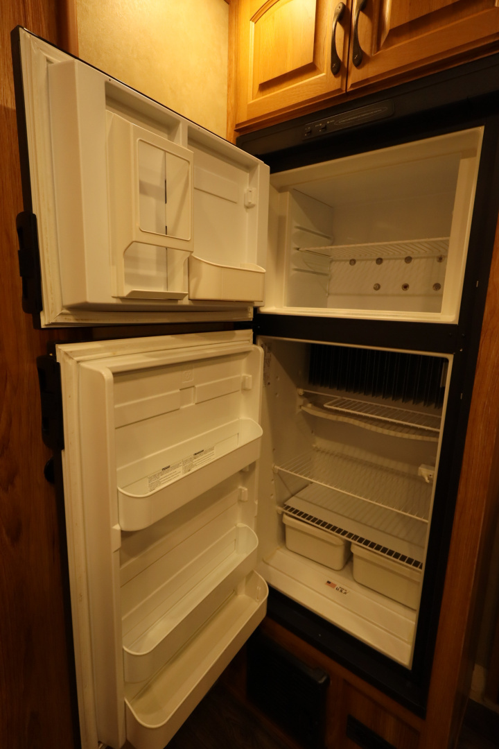 Used 2015 Bison Trailers 3 horse LQ Horse Trailer