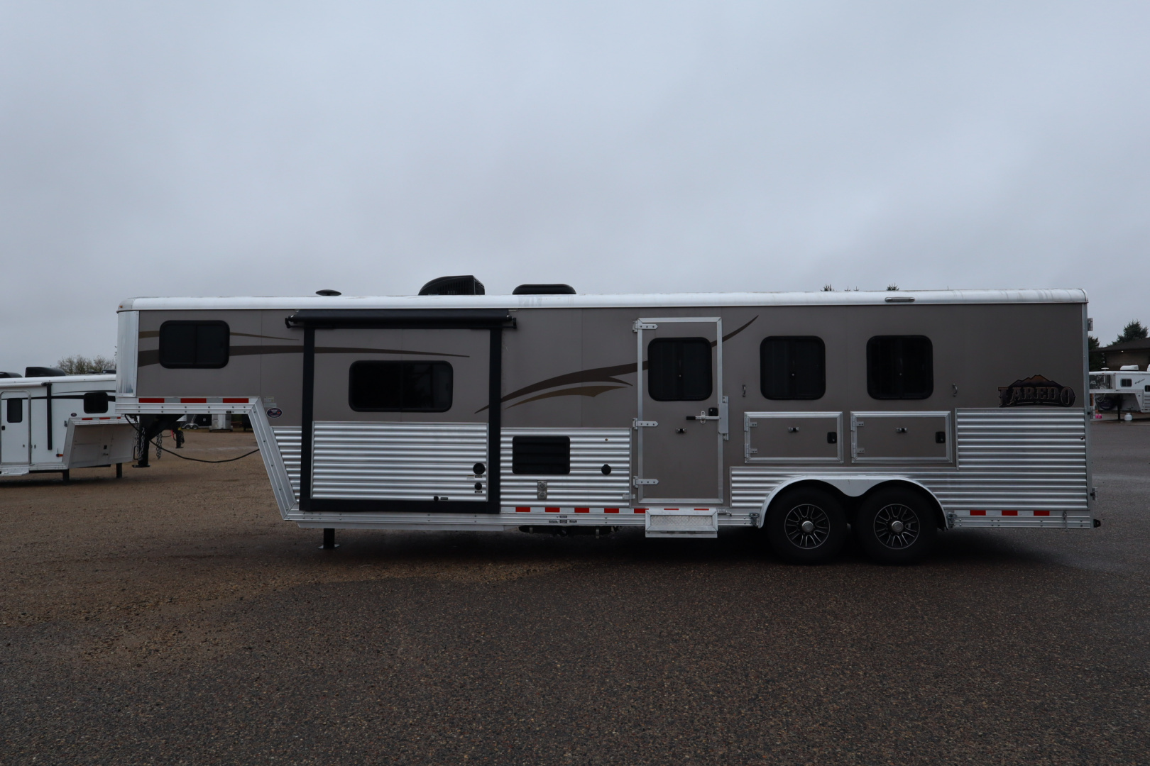 Used 2015 Bison Trailers 3 horse LQ Horse Trailer