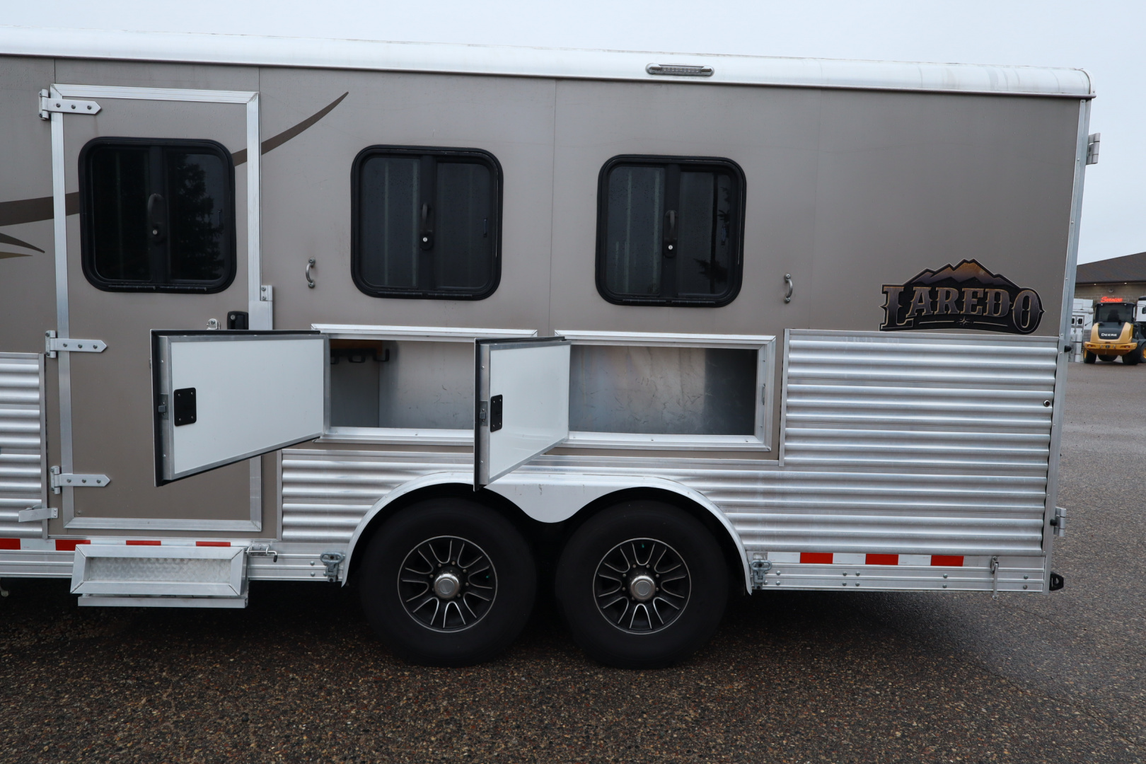 Used 2015 Bison Trailers 3 horse LQ Horse Trailer