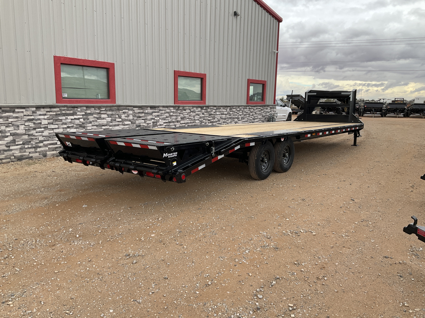 New 2026 PJ 102”x30’ Quest Gooseneck Flatbed w/ Singles – LQ