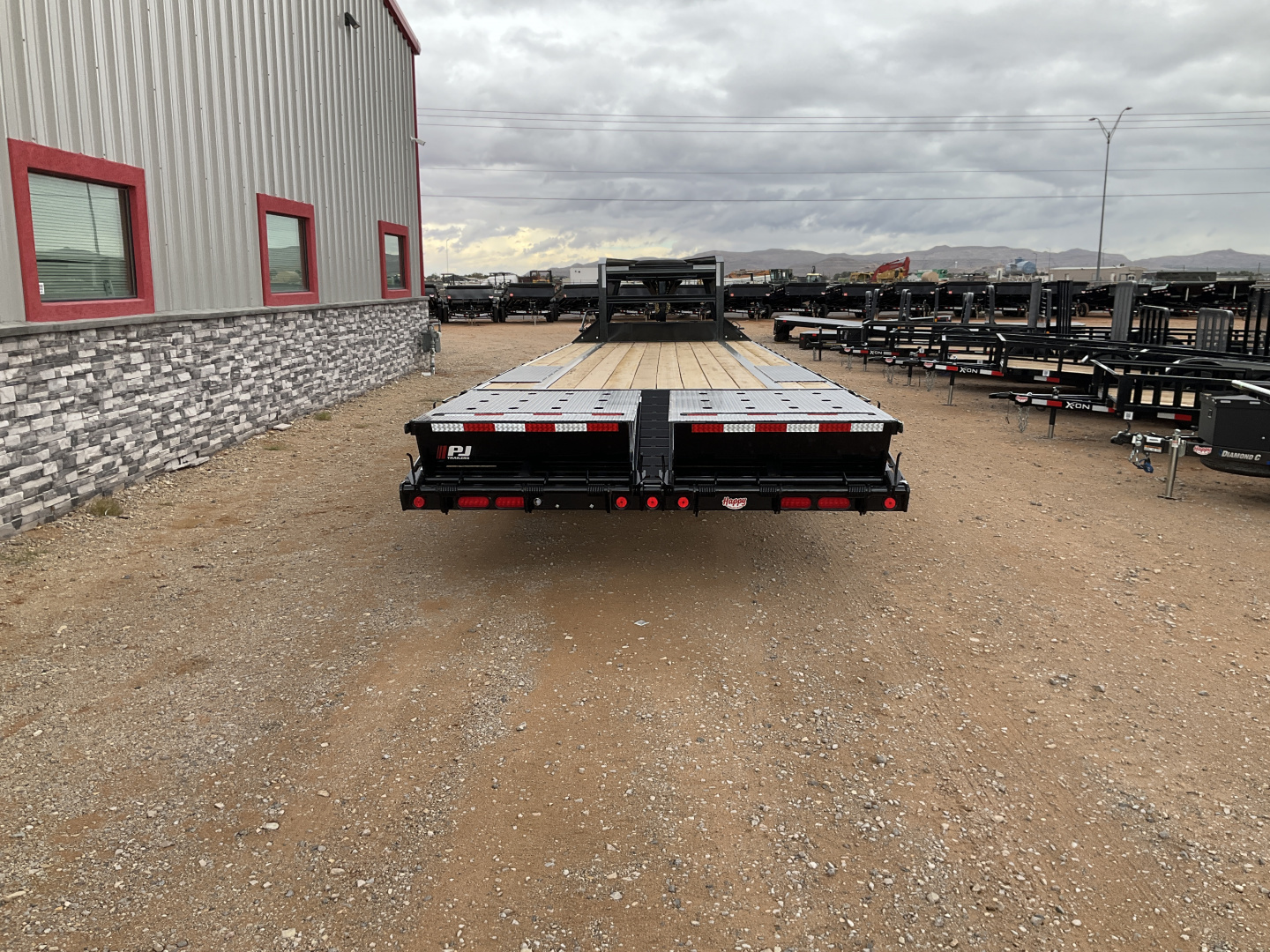 New 2026 PJ 102”x30’ Quest Gooseneck Flatbed w/ Singles – LQ