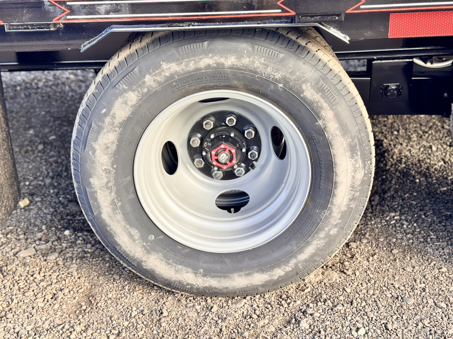 New 2026 Diamond T 8.5-32 Tandem Dual Gooseneck W/ MAXX Ramps 24K GVWR