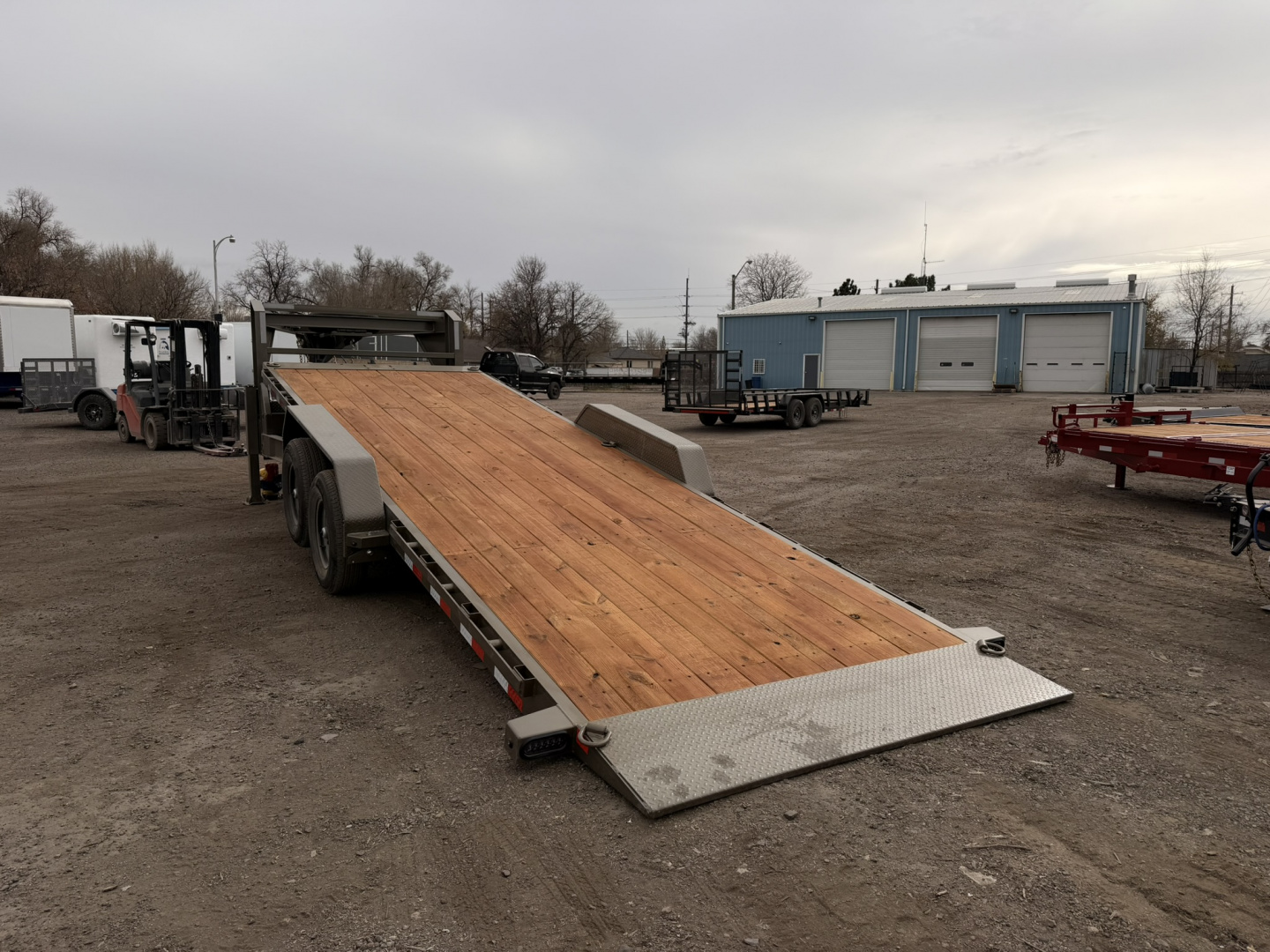 New 2026 Load Trail BLACK FRIDAY 7-24 Single Wheel Gooseneck Tilt Equipment Hauler 14K GVWR