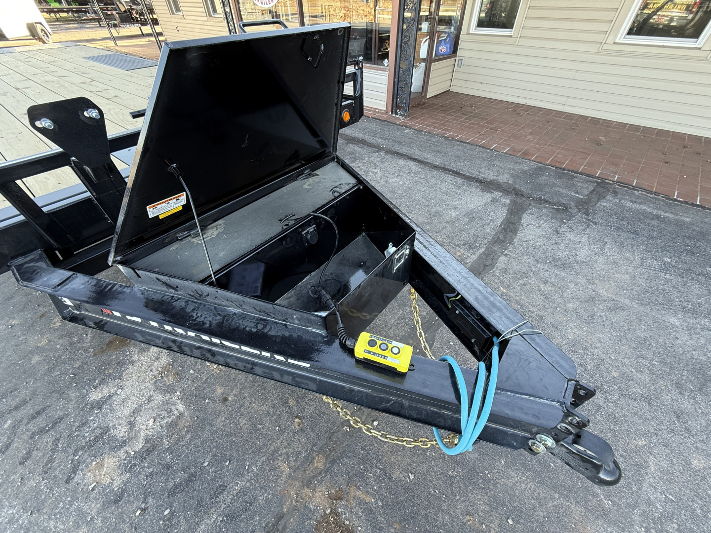 New 2025 PJ 102"x22' Deckover Hydraulic Tilt Trailer – T8