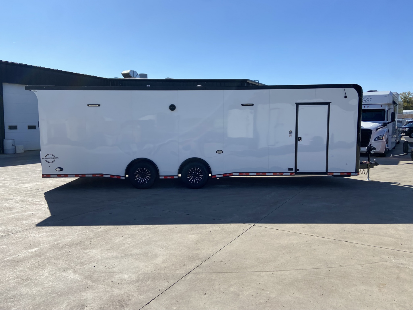 New United Racing Trailer PREM 28'