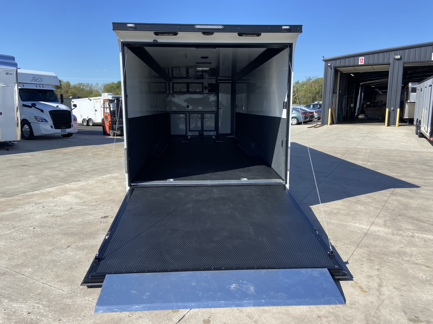 New United Racing Trailer PREM 28'